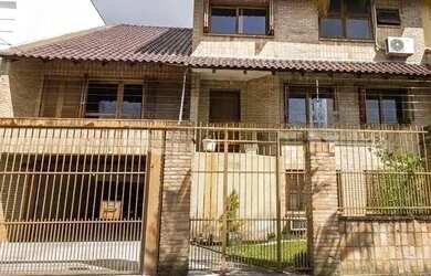 Imagem: A casa possui 5 Dormitórios, 5 Banheiros, 3 Vagas na garagem