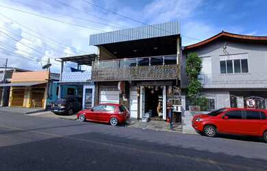 Imagem: A casa possui 4 Dormitórios, 4 Banheiros, 4 Vagas na garagem