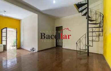 Imagem: A casa possui 4 Dormitórios, 3 Banheiros, 1 Vaga na garagem