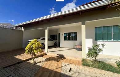 Imagem: A casa possui 3 Dormitórios, 2 Banheiros, 2 Vagas na garagem