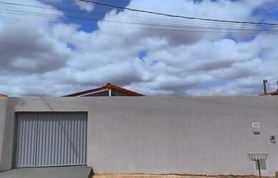 Imagem: A casa possui 2 Dormitórios, 1 Banheiro, 2 Vagas na garagem