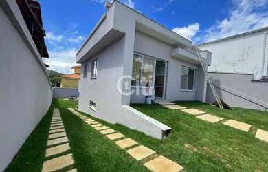 Imagem: A casa possui 3 Dormitórios, 1 Banheiro, 2 Vagas na garagem