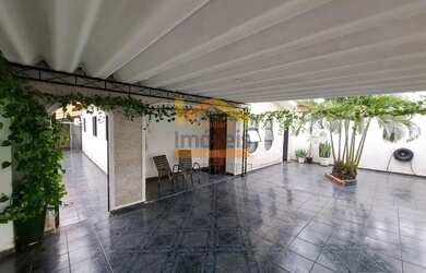 Imagem: A casa possui 3 Dormitórios, 1 Banheiro, 2 Vagas na garagem