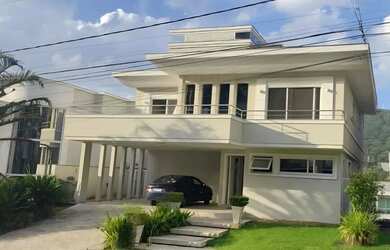 Imagem: A casa possui 4 Dormitórios, 5 Banheiros, 2 Vagas na garagem