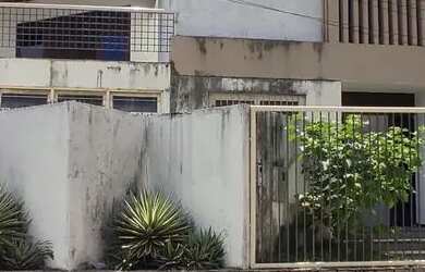 Imagem: A casa possui 4 Dormitórios, 5 Banheiros, 3 Vagas na garagem