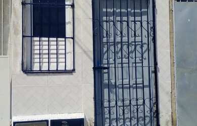 Imagem: A casa possui 2 Dormitórios, 1 Banheiro, 1 Vaga na garagem