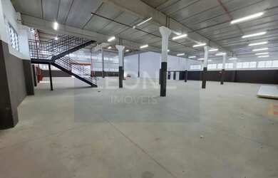 Imagem: O depósito possui 4 Vagas na garagem e 2241m² de Área e está