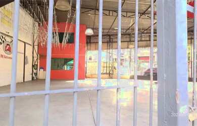 Imagem: O depósito possui 4 Vagas na garagem, 277m² de Área e está
