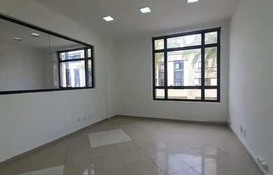 Imagem: O depósito para alugar possui 2 Vagas na garagem e 68m² de