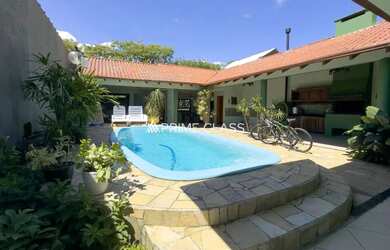 Imagem: A casa possui 3 Dormitórios, 5 Banheiros, 3 Vagas na garagem