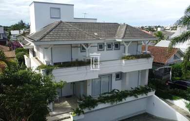 Imagem: A casa possui 5 Dormitórios, 5 Banheiros, 4 Vagas na garagem