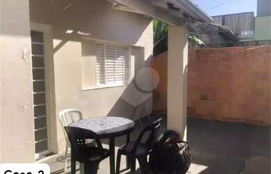 Imagem: A casa possui 4 Dormitórios, 3 Banheiros, 1 Vaga na garagem