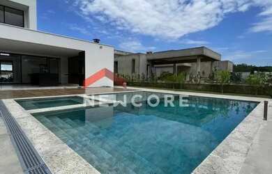 Imagem: A casa em condomínio possui 4 Dormitórios, 5 Banheiros, 4