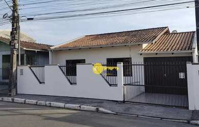 Imagem: A casa possui 2 Dormitórios, 2 Banheiros, 3 Vagas na garagem