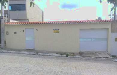 Imagem: A casa possui 5 Dormitórios, 3 Vagas na garagem, 200m² de
