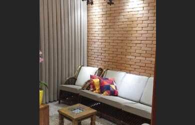 Imagem: A casa possui 3 Dormitórios, 2 Banheiros, 2 Vagas na garagem