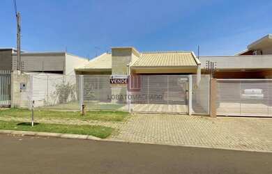 Imagem: A casa possui 2 Dormitórios, 3 Banheiros, 4 Vagas na garagem