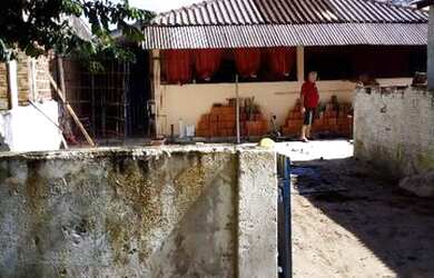 Imagem: A casa possui 3 Dormitórios, 2 Banheiros, 1 Vaga na garagem