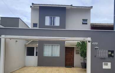 Imagem: A casa possui 3 Dormitórios, 3 Banheiros, 3 Vagas na garagem