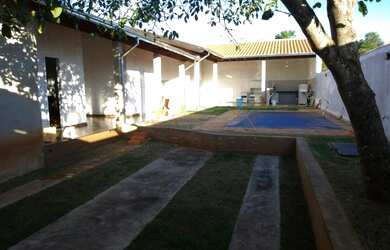 Imagem: A casa possui 3 Dormitórios, 2 Banheiros, 3 Vagas na garagem