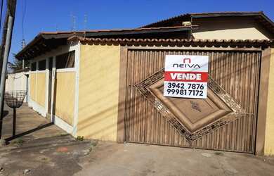 Imagem: A casa possui 3 Dormitórios, 2 Banheiros, 1 Vaga na garagem