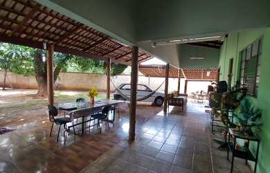 Imagem: A casa possui 3 Dormitórios, 2 Banheiros, 3 Vagas na garagem