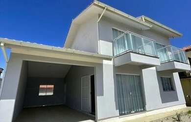 Imagem: A casa possui 2 Dormitórios, 2 Banheiros, 2 Vagas na garagem