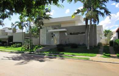 Imagem: A casa em condomínio possui 4 Dormitórios, 5 Banheiros, 5