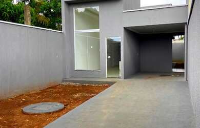 Imagem: A casa possui 2 Dormitórios, 2 Banheiros, 4 Vagas na garagem