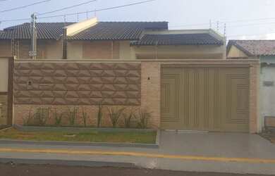 Imagem: A casa possui 3 Dormitórios, 2 Banheiros, 3 Vagas na garagem