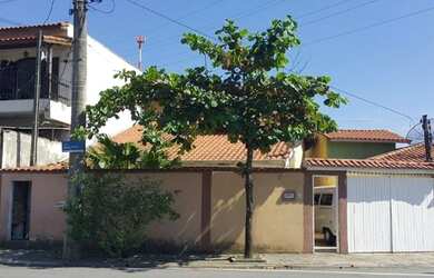 Imagem: A casa possui 4 Dormitórios, 2 Banheiros, 3 Vagas na garagem