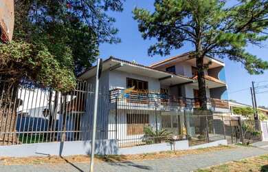 Imagem: A casa possui 3 Dormitórios, 2 Banheiros, 235m² de Área e