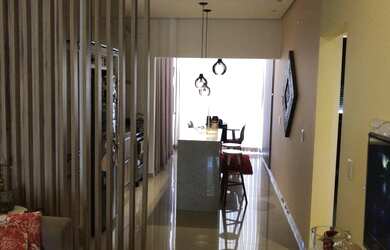 Imagem: A casa possui 3 Dormitórios, 2 Banheiros, 2 Vagas na garagem