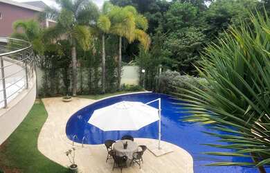 Imagem: A casa em condomínio possui 5 Dormitórios, 5 Banheiros e 712m²