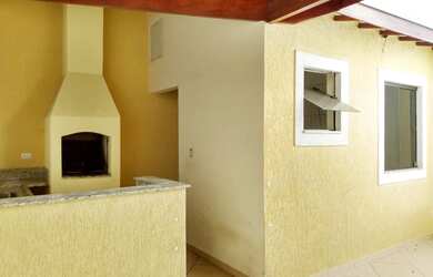 Imagem: A casa possui 3 Dormitórios, 2 Banheiros, 3 Vagas na garagem