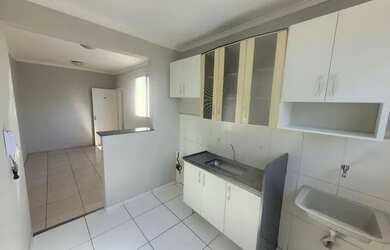Imagem: O apartamento possui 2 Dormitórios, 1 Banheiro, 1 Vaga na garagem
