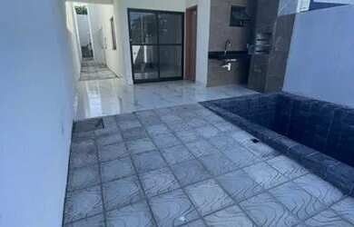 Imagem: A casa possui 2 Dormitórios, 2 Banheiros, 2 Vagas na garagem