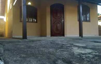 Imagem: A casa possui 2 Dormitórios, 1 Banheiro, 2 Vagas na garagem