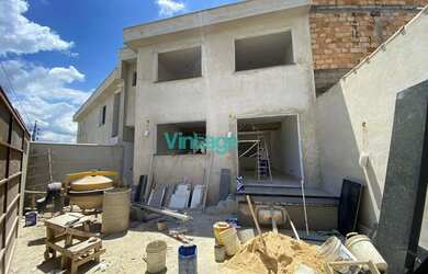 Imagem: A casa possui 3 Dormitórios, 2 Banheiros, 3 Vagas na garagem