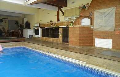 Imagem: A casa possui 4 Dormitórios, 4 Banheiros, 4 Vagas na garagem