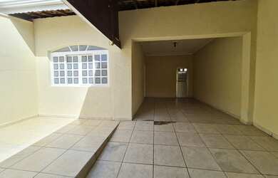 Imagem: A casa possui 3 Dormitórios, 2 Banheiros, 1 Vaga na garagem