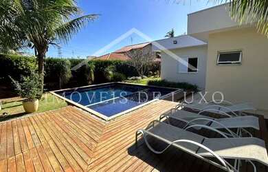 Imagem: A casa em condomínio possui 4 Dormitórios, 5 Banheiros, 2