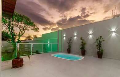 Imagem: A casa possui 3 Dormitórios, 3 Banheiros, 2 Vagas na garagem