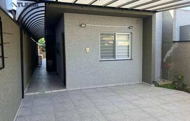 Imagem: A casa possui 3 Dormitórios, 1 Banheiro, 2 Vagas na garagem