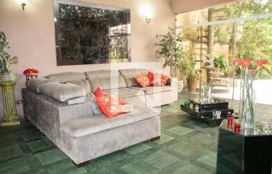 Imagem: A casa possui 5 Dormitórios, 4 Banheiros, 4 Vagas na garagem