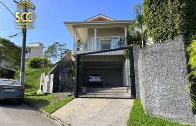 Imagem: A casa possui 3 Dormitórios, 2 Banheiros, 4 Vagas na garagem