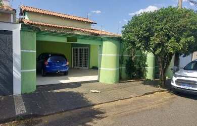 Imagem: A casa possui 2 Dormitórios, 1 Banheiro, 1 Vaga na garagem