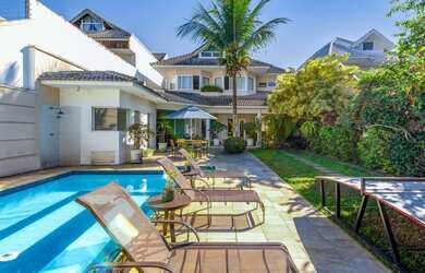 Imagem: A casa em condomínio à venda possui 4 Dormitórios, 5 Banheiros