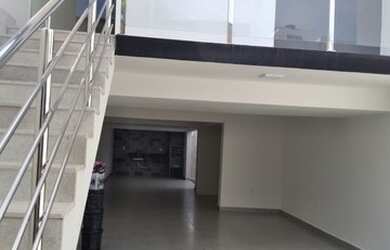 Imagem: A casa possui 2 Dormitórios, 3 Banheiros, 2 Vagas na garagem