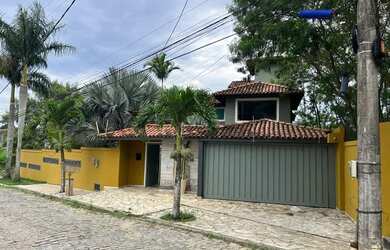 Imagem: A casa possui 4 Dormitórios, 5 Banheiros, 4 Vagas na garagem